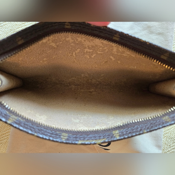 LOUIS VUITTON Monogram Bucket Pouch - Picture 5 of 8